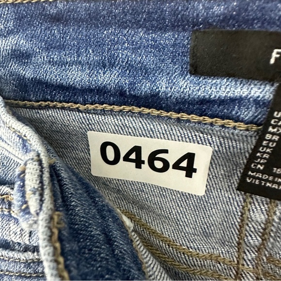 Forever 21 High Waisted Distressed Jean Shorts Womans 27 Medium Wash - Picture 13 of 13